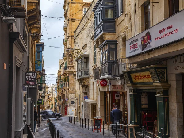 Valletta, Malta, üzerinde 8 Ocak 2019. Eski Şehir sokakta bir alan manzara yineler. Bina cephe dekorasyon karakteristik pitoresk balkon sembolleri Malta biridir