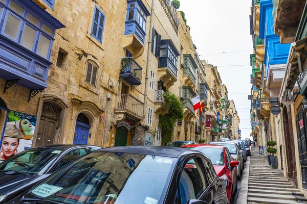 バレッタ マルタ 2019 旧市街の梯子が付いている通りは 地域景観を繰り返されます 建物のファサードを飾る独特の美しいバルコニーは マルタのシンボルの — ストック写真