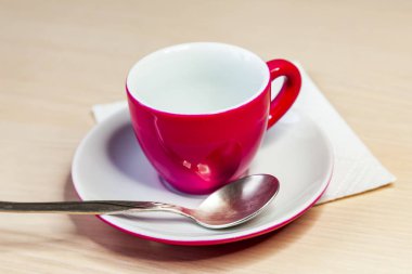 Pembe kahve fincanı ve tabağı