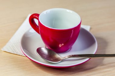 Pembe kahve fincanı ve tabağı