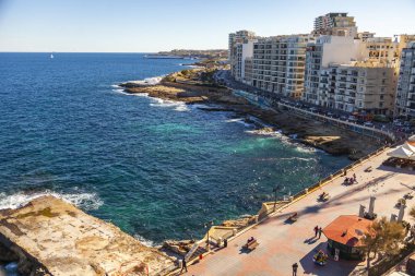 Sliema, Malta, 5 Ocak 2019 tarihinde. Bay pitoresk dolgu üzerinde üstten görünüm güneş sabah yaktı.. 