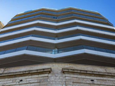 Sliema, Malta, 5 Ocak 2019 tarihinde. Modern şehir mimarisi. Multystoried bina cephe parçası