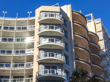 Sliema, Malta, 5 Ocak 2019 tarihinde. Modern şehir mimarisi. Multystoried bina cephe parçası