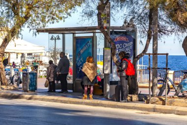 Sliema, Malta, üzerinde 8 Ocak 2019. İnsanlar körfezin güzel dolgu üzerinde otobüs durağında otobüs beklemek 