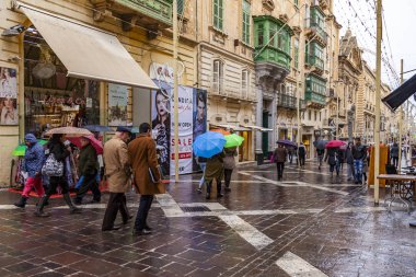Valletta, Malta, üzerinde 8 Ocak 2019. İnsanlar Cumhuriyet Caddesi üzerinde bir yağmur sırasında gitmek.