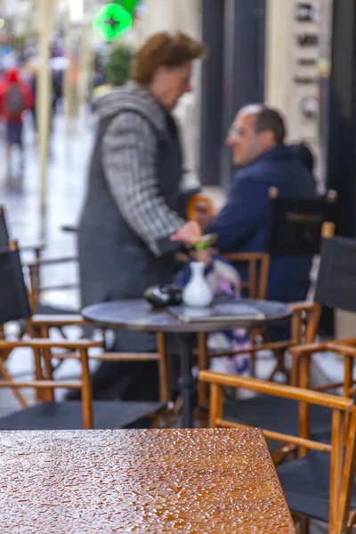 Valletta Malta Stycznia 2019 Ludzie Jedzą Odpocząć Kawiarni Ulicy Deszczowa — Zdjęcie stockowe