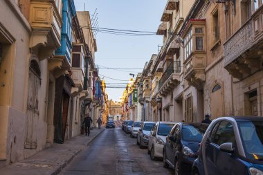Sliema, Malta, 5 Ocak 2019 tarihinde. Kentsel görünümü. Eski Şehir, bina cephe sokaklarda geleneksel balkon ile dekore edilmiştir. Arabalar kaldırım Park