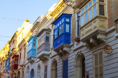 Sliema, Malta, 5 Ocak 2019 tarihinde. Geleneksel bir ev bir cephe parçası. Malta mimarisi ve bir ülke sembolleri - karmaşık bir balkon karakteristik bir detay