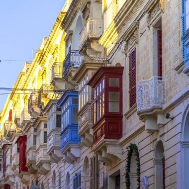 Sliema, Malta, 5 Ocak 2019 tarihinde. Geleneksel bir ev bir cephe parçası. Malta mimarisi ve bir ülke sembolleri - karmaşık bir balkon karakteristik bir detay