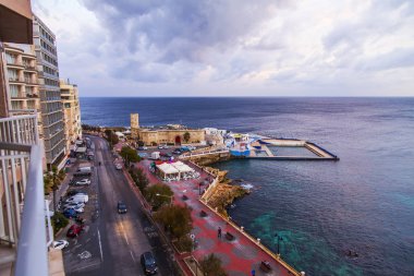 Sliema, Malta, 5 Ocak 2019 tarihinde. Bay pitoresk dolgu üzerinde üstten görünüm günbatımı güneş yaktı. 