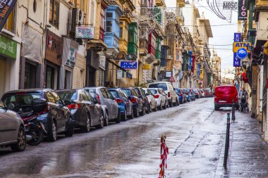Sliema, Malta, 5 Ocak 2019 tarihinde. Kentsel görünümü. Eski Şehir, bina cephe sokaklarda geleneksel balkon ile dekore edilmiştir. Arabalar kaldırım Park