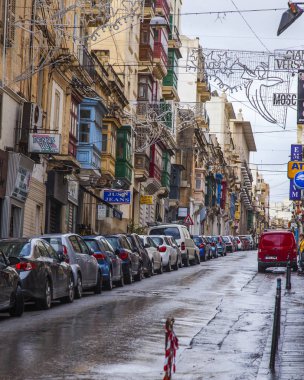 Sliema, Malta, 5 Ocak 2019 tarihinde. Kentsel görünümü. Eski Şehir, bina cephe sokaklarda geleneksel balkon ile dekore edilmiştir. Arabalar kaldırım Park