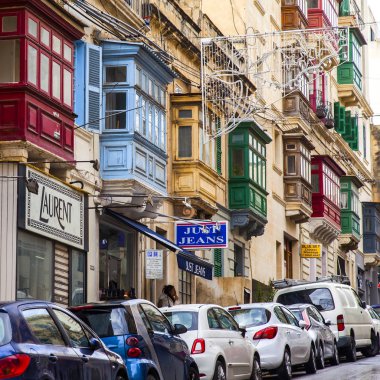 Sliema, Malta, 5 Ocak 2019 tarihinde. Kentsel görünümü. Eski Şehir, bina cephe sokaklarda geleneksel balkon ile dekore edilmiştir. Arabalar kaldırım Park