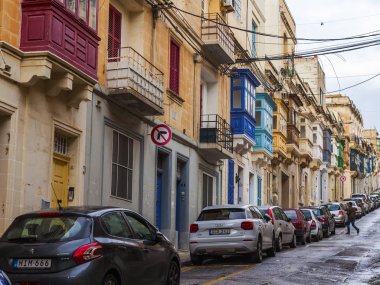 Sliema, Malta, 5 Ocak 2019 tarihinde. Kentsel görünümü. Eski Şehir, bina cephe sokaklarda geleneksel balkon ile dekore edilmiştir. Arabalar kaldırım Park