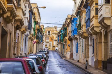 Sliema, Malta, 5 Ocak 2019 tarihinde. Kentsel görünümü. Eski Şehir, bina cephe sokaklarda geleneksel balkon ile dekore edilmiştir. Arabalar kaldırım Park