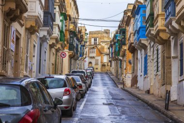 Sliema, Malta, 5 Ocak 2019 tarihinde. Kentsel görünümü. Eski Şehir, bina cephe sokaklarda geleneksel balkon ile dekore edilmiştir. Arabalar kaldırım Park