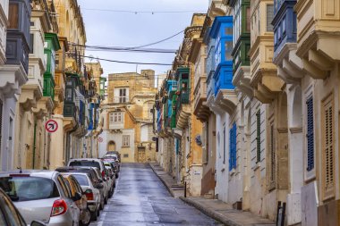 Sliema, Malta, 5 Ocak 2019 tarihinde. Kentsel görünümü. Eski Şehir, bina cephe sokaklarda geleneksel balkon ile dekore edilmiştir. Arabalar kaldırım Park