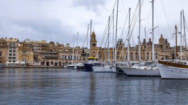 Valletta, Malta, üzerinde 8 Ocak 2019. Çeşitli gemiler ve yatlar Grand limanda palamarla. Yağmurlu bulutlu hava.