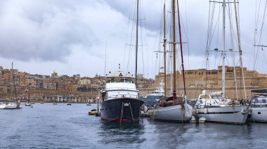 Valletta, Malta, üzerinde 8 Ocak 2019. Çeşitli gemiler ve yatlar Grand limanda palamarla. Yağmurlu bulutlu hava.