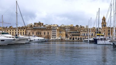 Valletta, Malta, üzerinde 8 Ocak 2019. Çeşitli gemiler ve yatlar Grand limanda palamarla. Yağmurlu bulutlu hava.