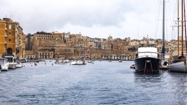 Valletta, Malta, üzerinde 8 Ocak 2019. Çeşitli gemiler ve yatlar Grand limanda palamarla. Yağmurlu bulutlu hava.
