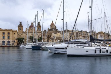 Valletta, Malta, üzerinde 8 Ocak 2019. Çeşitli gemiler ve yatlar Grand limanda palamarla. Yağmurlu bulutlu hava.