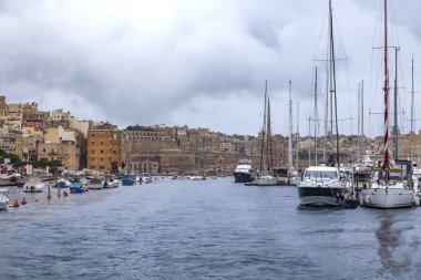 Valletta, Malta, üzerinde 8 Ocak 2019. Çeşitli gemiler ve yatlar Grand limanda palamarla. Yağmurlu bulutlu hava.