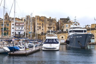 Valletta, Malta, üzerinde 8 Ocak 2019. Çeşitli gemiler ve yatlar Grand limanda palamarla. Yağmurlu bulutlu hava.