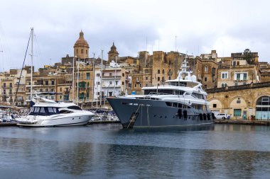 Valletta, Malta, üzerinde 8 Ocak 2019. Çeşitli gemiler ve yatlar Grand limanda palamarla. Yağmurlu bulutlu hava.