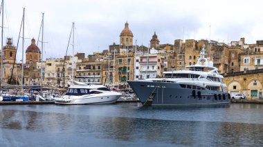 Valletta, Malta, üzerinde 8 Ocak 2019. Çeşitli gemiler ve yatlar Grand limanda palamarla. Yağmurlu bulutlu hava.