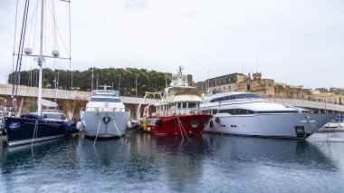 Valletta, Malta, üzerinde 8 Ocak 2019. Çeşitli gemiler ve yatlar Grand limanda palamarla. Yağmurlu bulutlu hava.