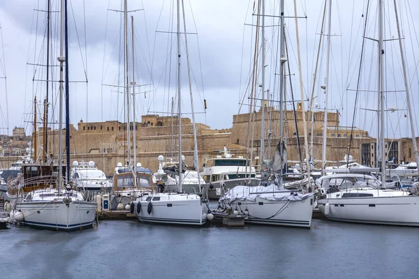 马耳他瓦莱塔 2019年1月8日 各种船只和游艇停泊在大港 多云多雨天气 — 图库照片