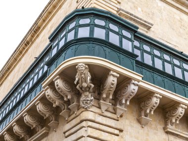 Valletta, Malta, üzerinde 8 Ocak 2019. Eski kasaba evleri geleneksel çeşitli pitoresk balkon özelliği bir Malta sembolleri vardır 