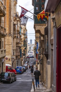 Valletta, Malta, üzerinde 8 Ocak 2019. Eski Şehir sokakta bir alan manzara yineler. Bina cephe dekorasyon karakteristik pitoresk balkon sembolleri Malta biridir