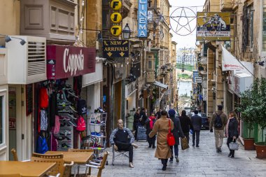 Valletta, Malta, üzerinde 8 Ocak 2019. Eski Şehir sokakta bir alan manzara yineler. Bina cephe dekorasyon karakteristik pitoresk balkon sembolleri Malta biridir
