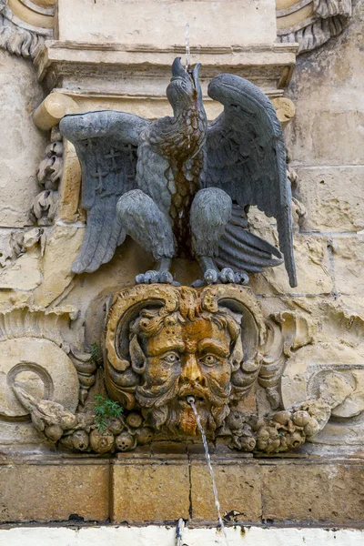 马耳他瓦莱塔 2019年1月8日 老城市的建筑学 古老的喷泉装饰广场 — 图库照片