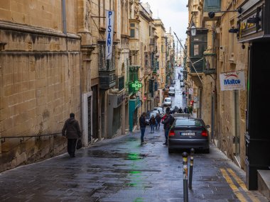 Valletta, Malta, üzerinde 8 Ocak 2019. Sokak eski şehrin mimari bir kompleks. Bina cephe dekorasyon karakteristik pitoresk balkon sembolleri Malta biridir