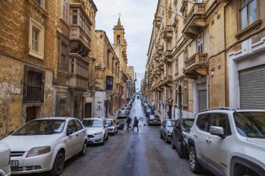 Valletta, Malta, üzerinde 8 Ocak 2019. Sokak eski şehrin mimari bir kompleks. Bina cephe dekorasyon karakteristik pitoresk balkon sembolleri Malta biridir