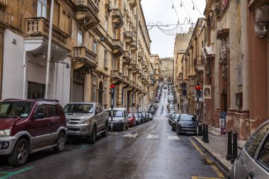 Valletta, Malta, üzerinde 8 Ocak 2019. Sokak eski şehrin mimari bir kompleks. Bina cephe dekorasyon karakteristik pitoresk balkon sembolleri Malta biridir