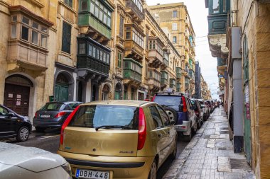 Valletta, Malta, üzerinde 8 Ocak 2019. Sokak eski şehrin mimari bir kompleks. Bina cephe dekorasyon karakteristik pitoresk balkon sembolleri Malta biridir