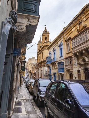 Valletta, Malta, üzerinde 8 Ocak 2019. Sokak eski şehrin mimari bir kompleks. Bina cephe dekorasyon karakteristik pitoresk balkon sembolleri Malta biridir