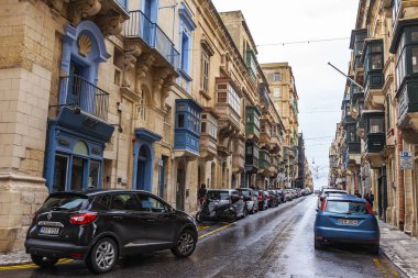 Valletta, Malta, üzerinde 8 Ocak 2019. Sokak eski şehrin mimari bir kompleks. Bina cephe dekorasyon karakteristik pitoresk balkon sembolleri Malta biridir