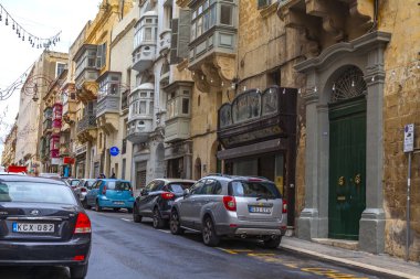 Valletta, Malta, üzerinde 8 Ocak 2019. Sokak eski şehrin mimari bir kompleks. Bina cephe dekorasyon karakteristik pitoresk balkon sembolleri Malta biridir