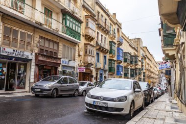 Valletta, Malta, üzerinde 8 Ocak 2019. Sokak eski şehrin mimari bir kompleks. Bina cephe dekorasyon karakteristik pitoresk balkon sembolleri Malta biridir