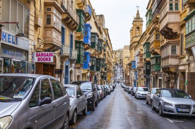 Valletta, Malta, üzerinde 8 Ocak 2019. Sokak eski şehrin mimari bir kompleks. Bina cephe dekorasyon karakteristik pitoresk balkon sembolleri Malta biridir