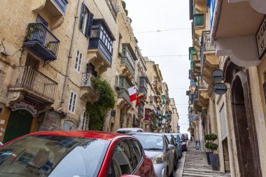Valletta, Malta, üzerinde 8 Ocak 2019. bir merdiven eski şehrin pitoresk yoIda. Bina cephe dekorasyon karakteristik pitoresk balkon sembolleri Malta biridir
