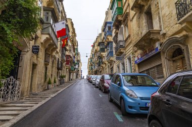 Valletta, Malta, üzerinde 8 Ocak 2019. bir merdiven eski şehrin pitoresk yoIda. Bina cephe dekorasyon karakteristik pitoresk balkon sembolleri Malta biridir