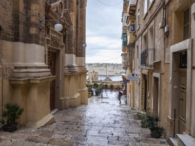 Valletta, Malta, üzerinde 8 Ocak 2019. Eski şehrin bir merdiven yoIda. Bina cephe dekorasyon karakteristik pitoresk balkon sembolleri Malta biridir