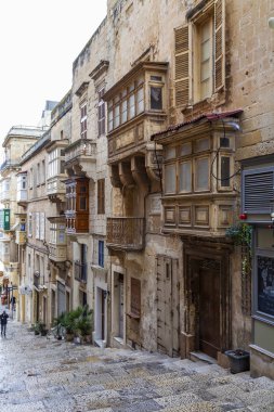 Valletta, Malta, üzerinde 8 Ocak 2019. Eski şehrin bir merdiven yoIda. Bina cephe dekorasyon karakteristik pitoresk balkon sembolleri Malta biridir