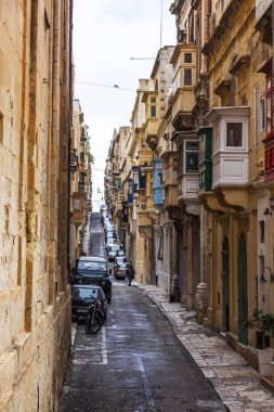 Valletta, Malta, üzerinde 8 Ocak 2019. Sokak eski şehrin mimari bir kompleks. Bina cephe dekorasyon karakteristik pitoresk balkon sembolleri Malta biridir